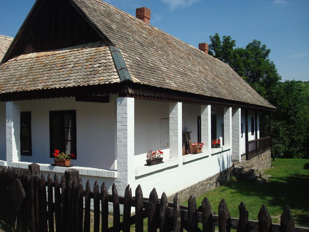 Hollokoeves Vendeghazak Hotel Exterior photo